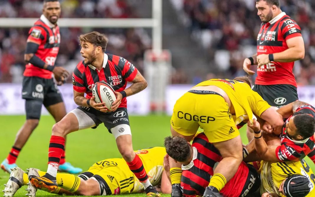 Toulon players in a ruck during a rugby game