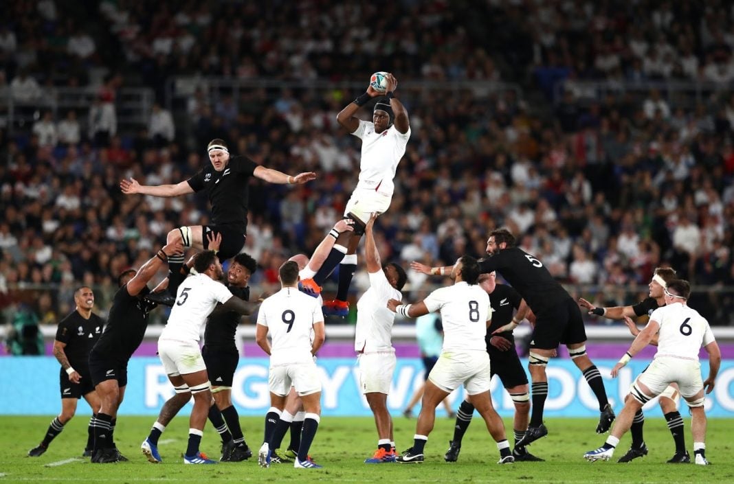 England players gather the ball from a lineout ahead of New Zealand