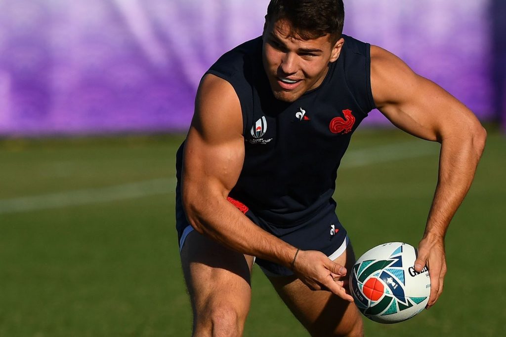 Antoine Dupont lining up a pass during international training 